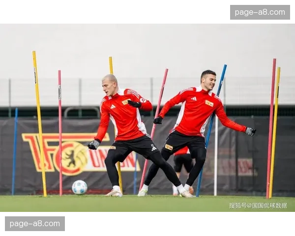 斯图加特主帅赛前发布会确认将延续三中卫体系