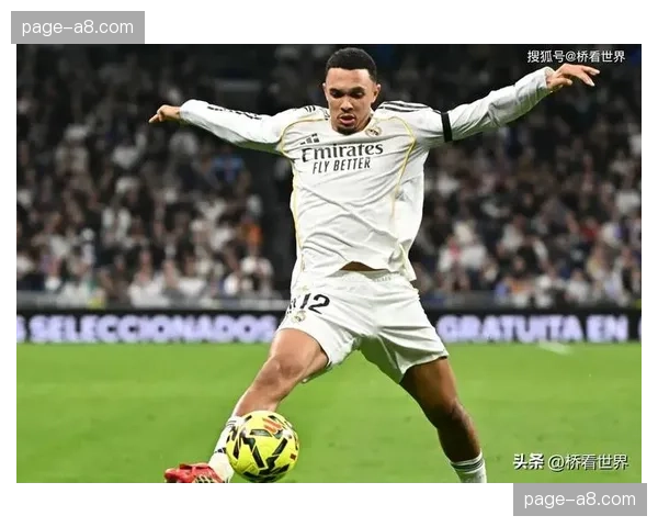 温情一幕：赫塔菲球迷向重伤离场的前自家球员报以掌声